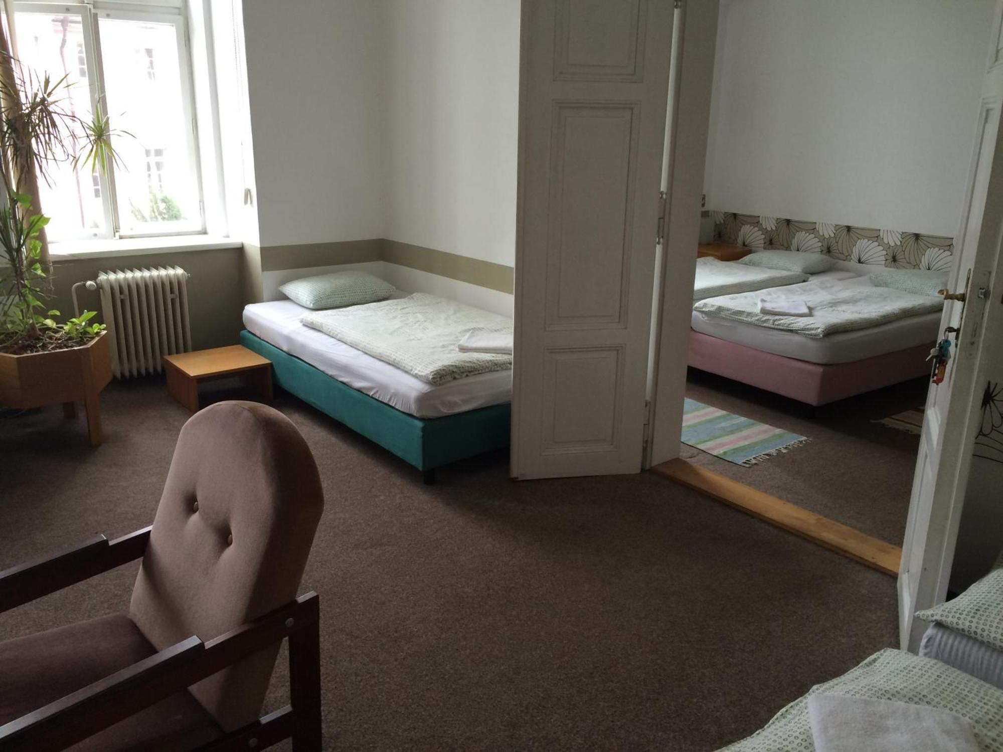 Charles Square Hostel Praag Kamer foto