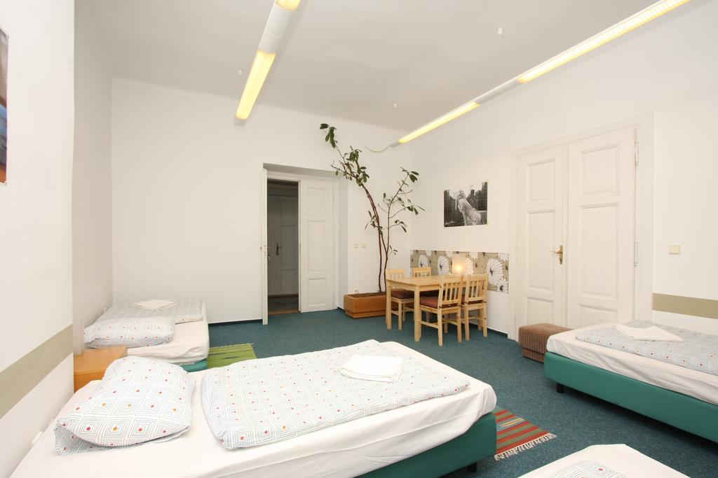 Charles Square Hostel Praag Kamer foto