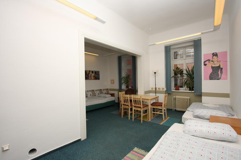 Charles Square Hostel Praag Kamer foto